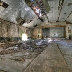 Einsturzgefährdete Halle mit kaputter Decke.
