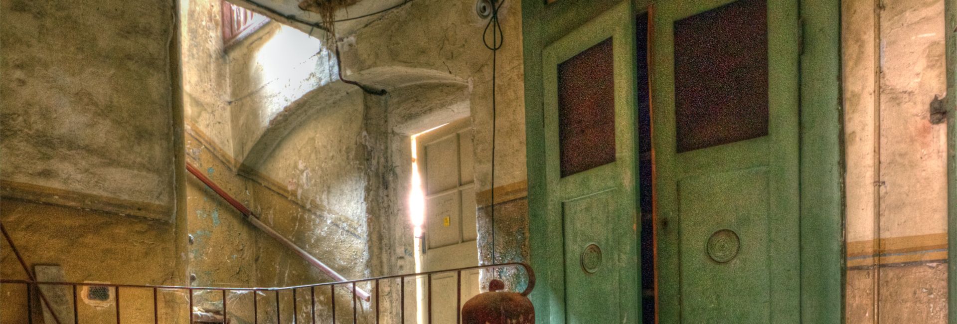 Verlassenes, schmutziges Treppenhaus mit Grün.